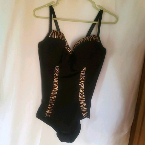 unbranded Other - Plus-sized Stylist Swimsuit